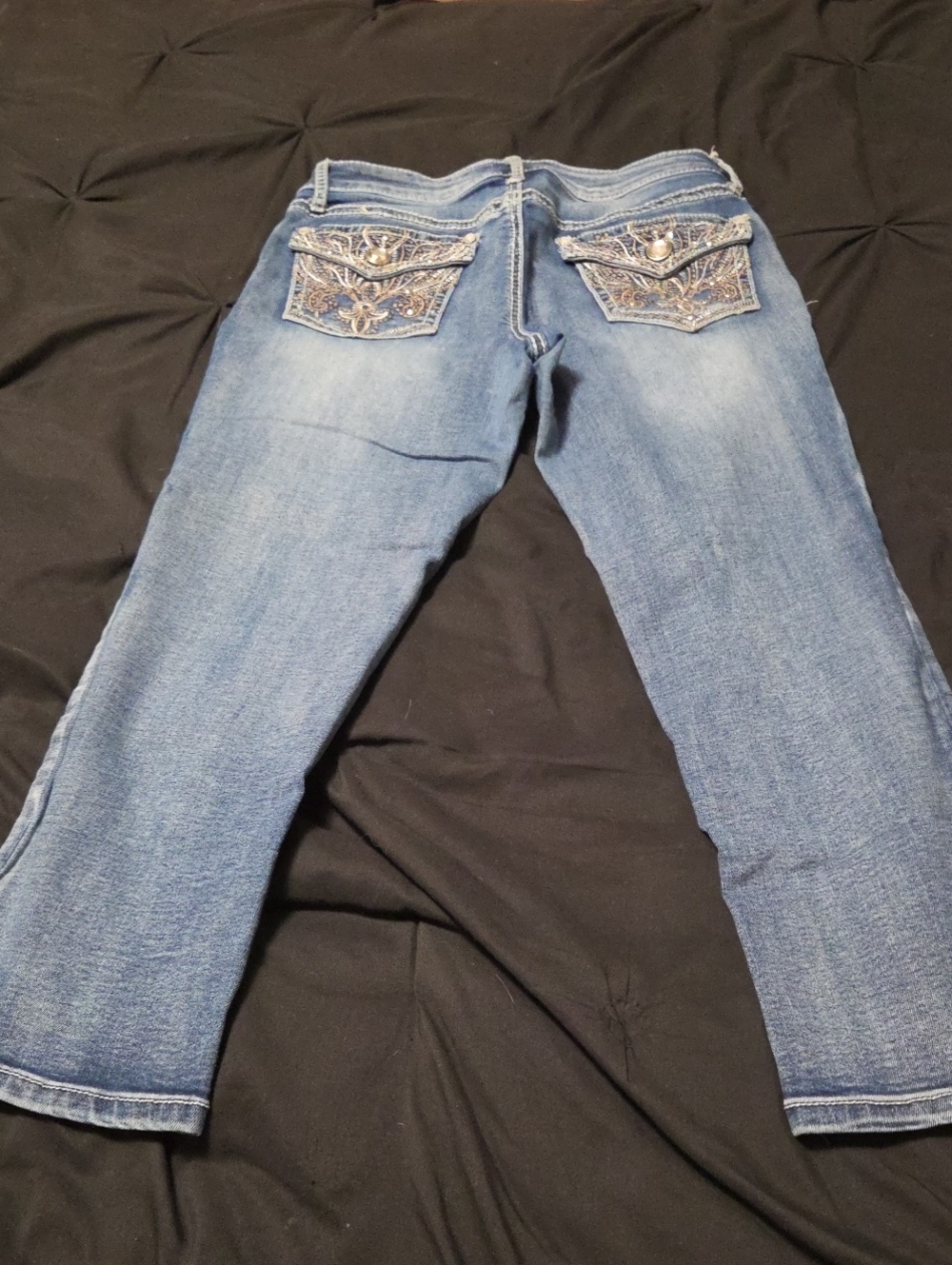 Apt. 9 Women's Light Blue Cropped Jeans with Embroidered Back Pockets